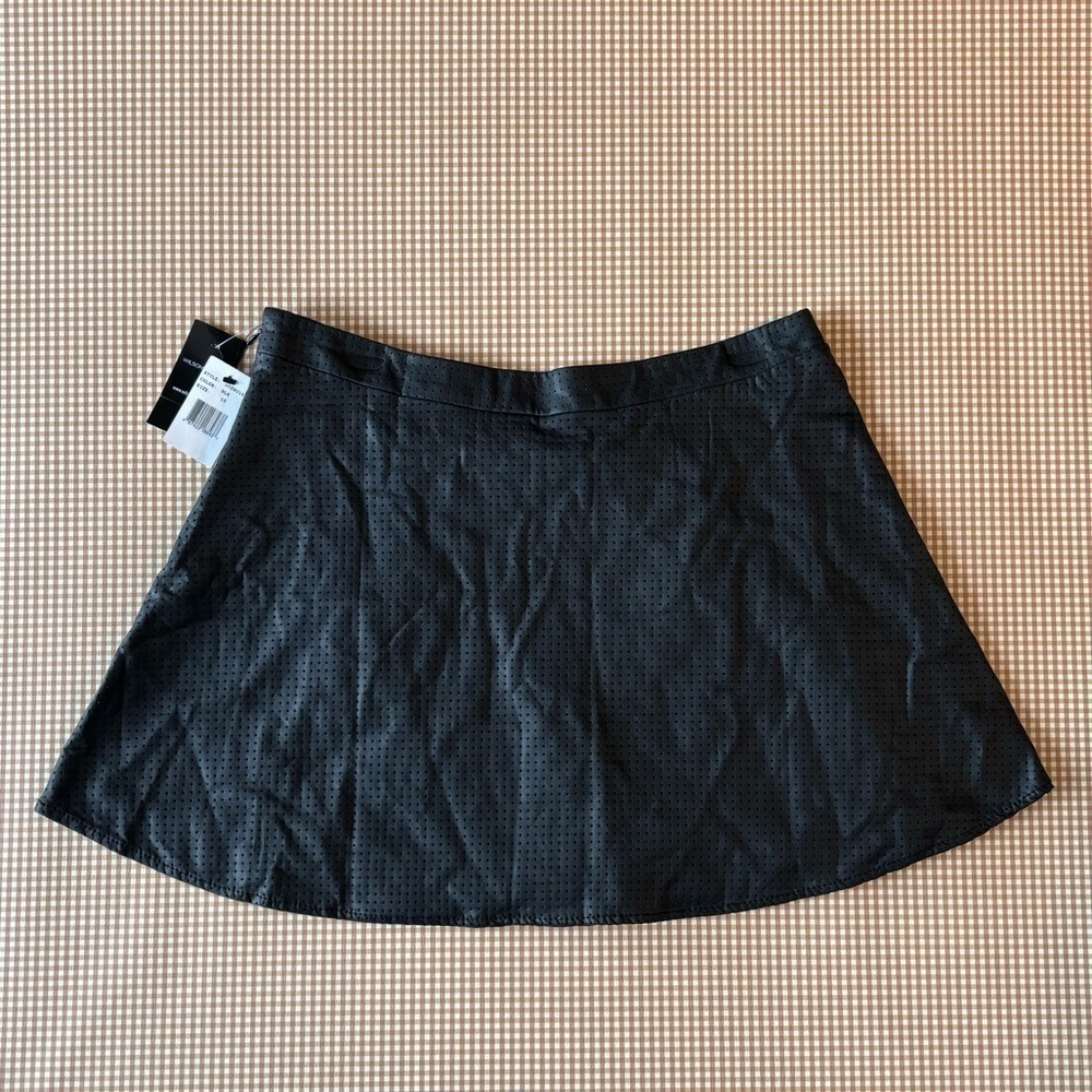 Wilsons Leather perforated‎ black faux leather mini skirt. Size 10. NWT